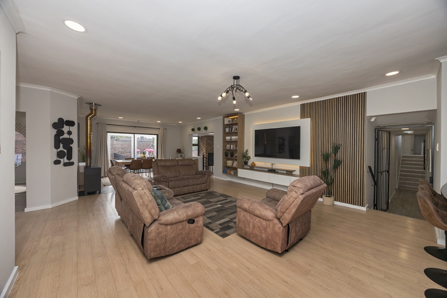7 Bedroom Property for Sale in Sonstraal Western Cape